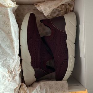 New Taryn Rose 6.5M oxblood sneakers